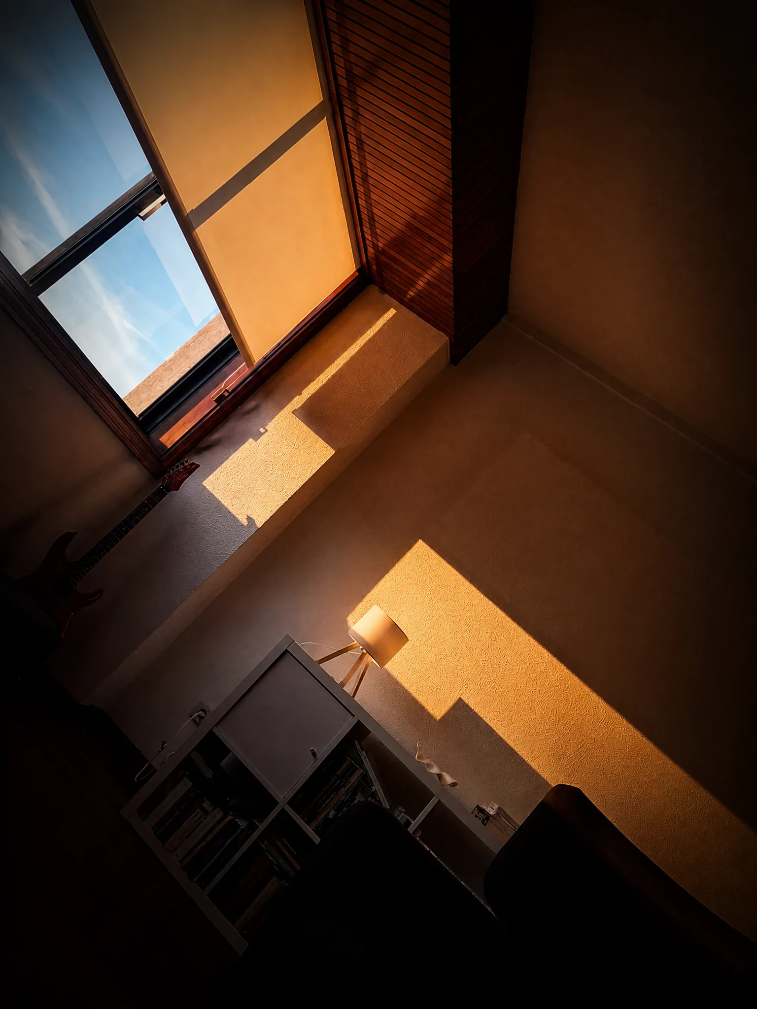 Interior do consultório com janela, luz e estante
